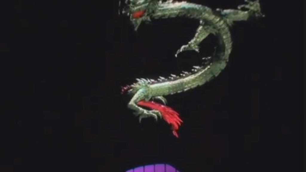 Dragón proyectado sobre la torre del castillo de Guadamur.