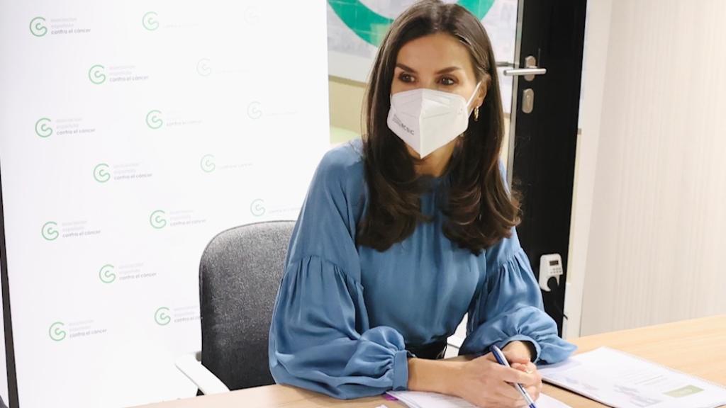 Detalle de la blusa azul de la reina Letizia.