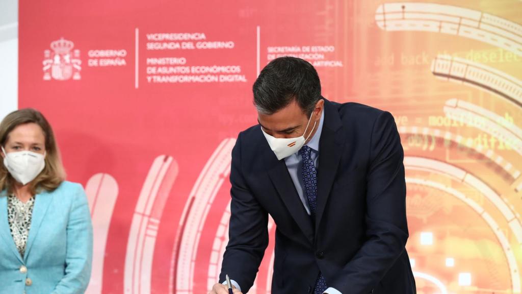Sánchez y Calviño, durante la firma de la Carta de Derechos Digitales.
