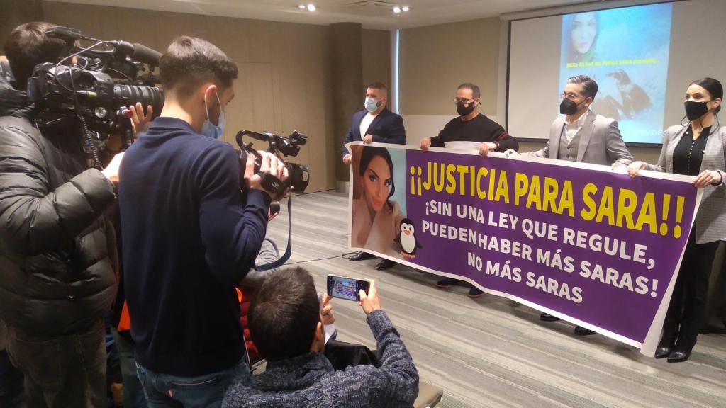 Decenas de periodistas de medios autonómicos y nacional han asistido a la rueda de prensa de la familia de Sara.