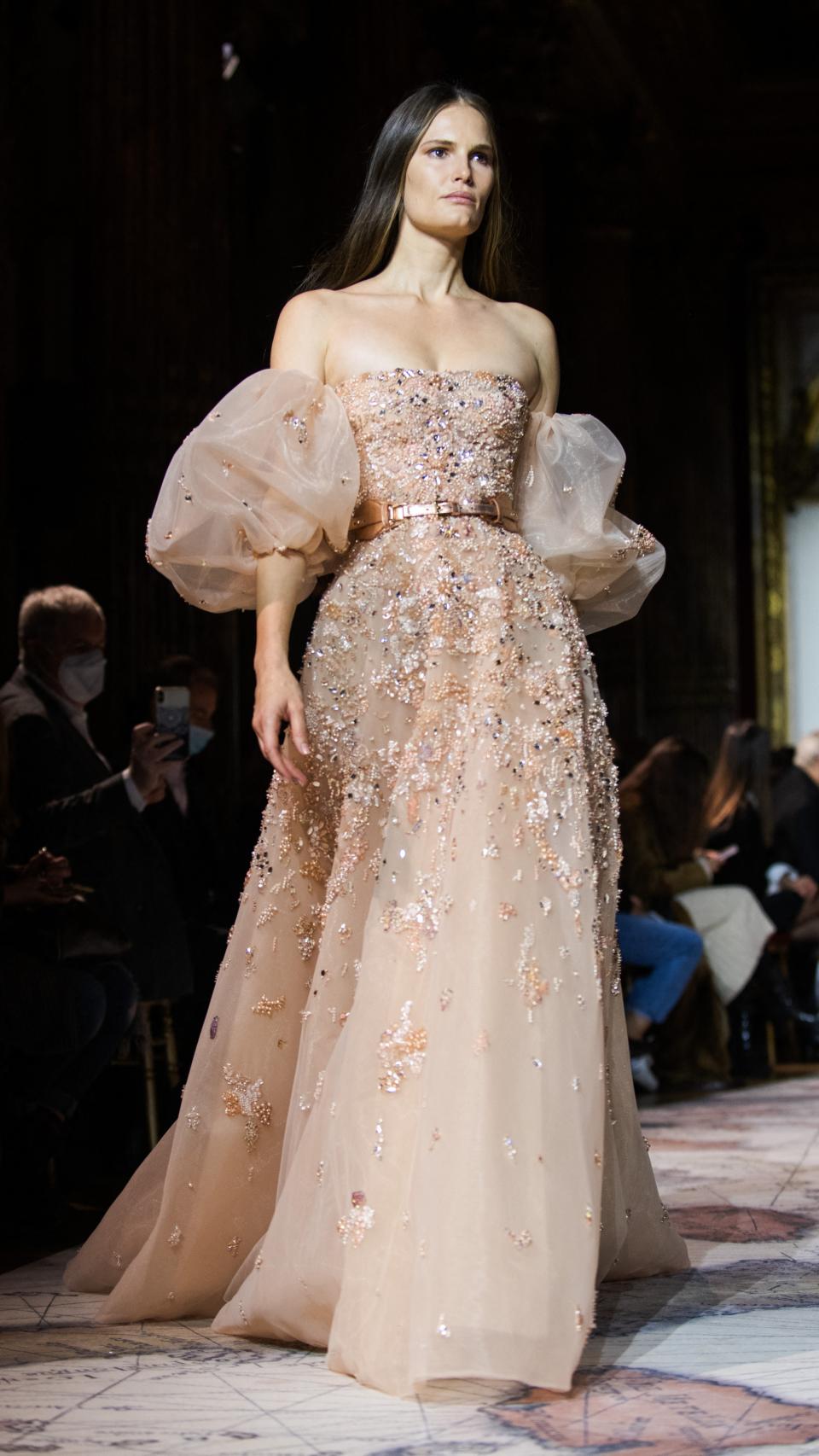 Vestido con escote palabra de honor y mangas 'puffy' de Zuhair Murad.