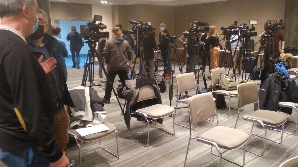 Periodistas esperando, este miércoles, el inicio de la comparecencia de los abogados y los familiares de Sara.