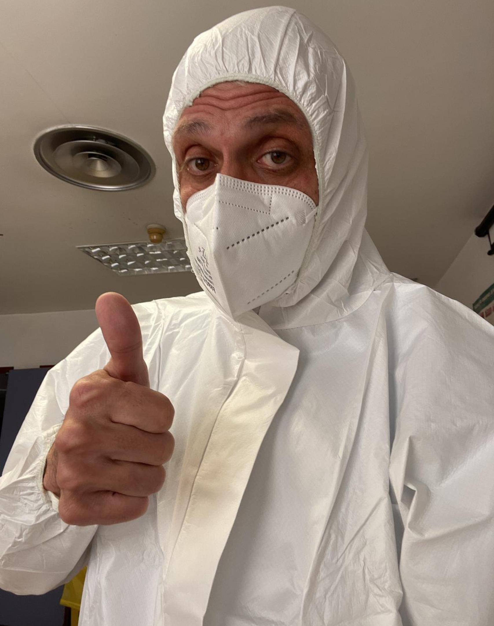 El 'urgenciólogo' equipado con un EPI.