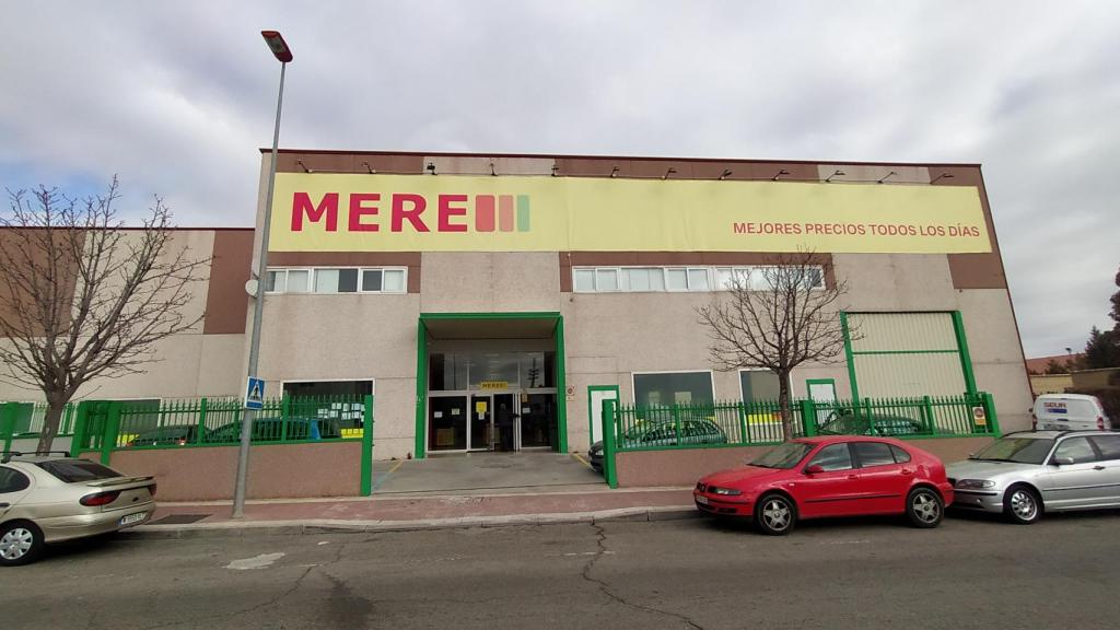 El Mere de Madrid está situado en un polígono de Parla, lo cual le permite abaratar en costes como el alquiler.
