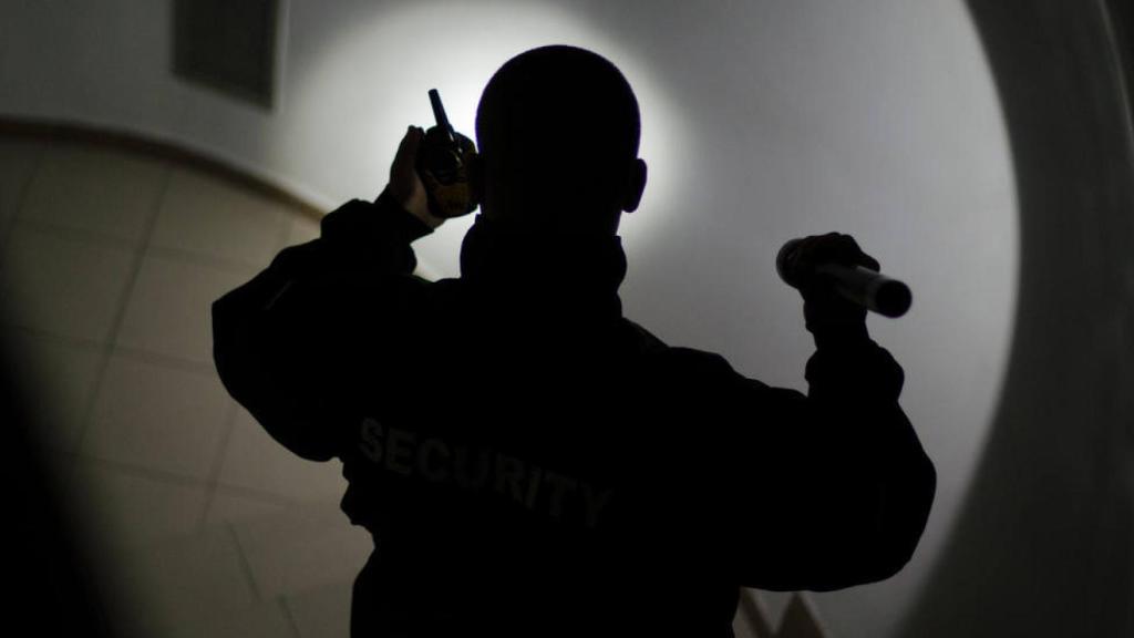 Un trabajador intenta acceder a una vivienda.