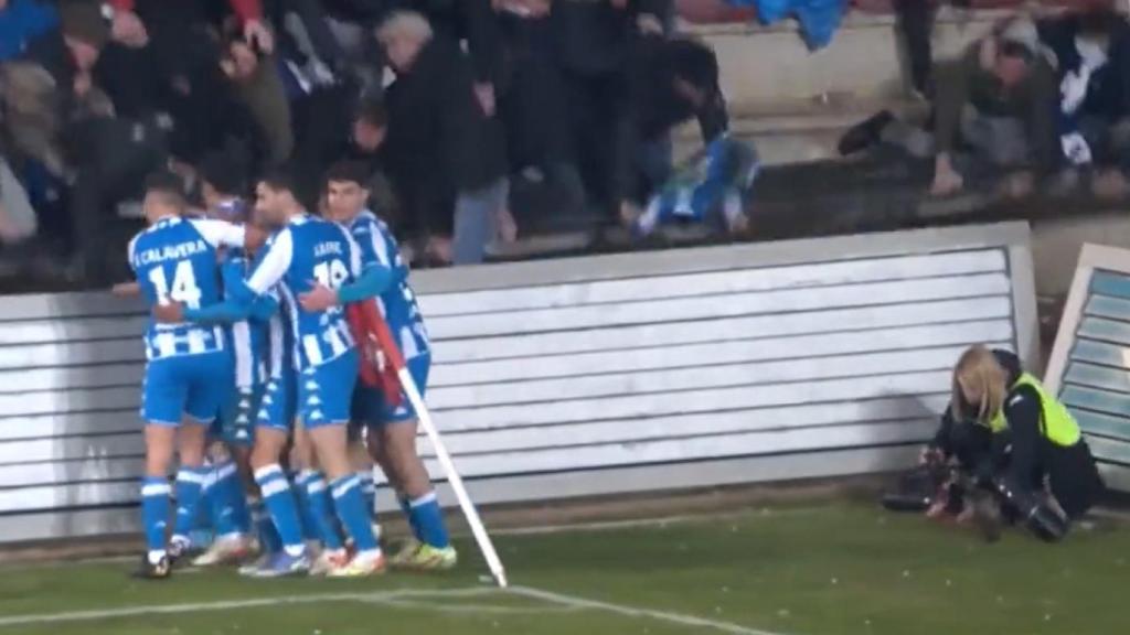 Momento en el que se cae la grada con el gol del Deportivo de La Coruña