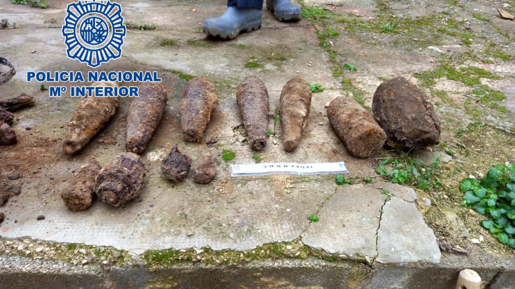 Foto del hallazgo de material militar en la antigua fundición de Alcoy.