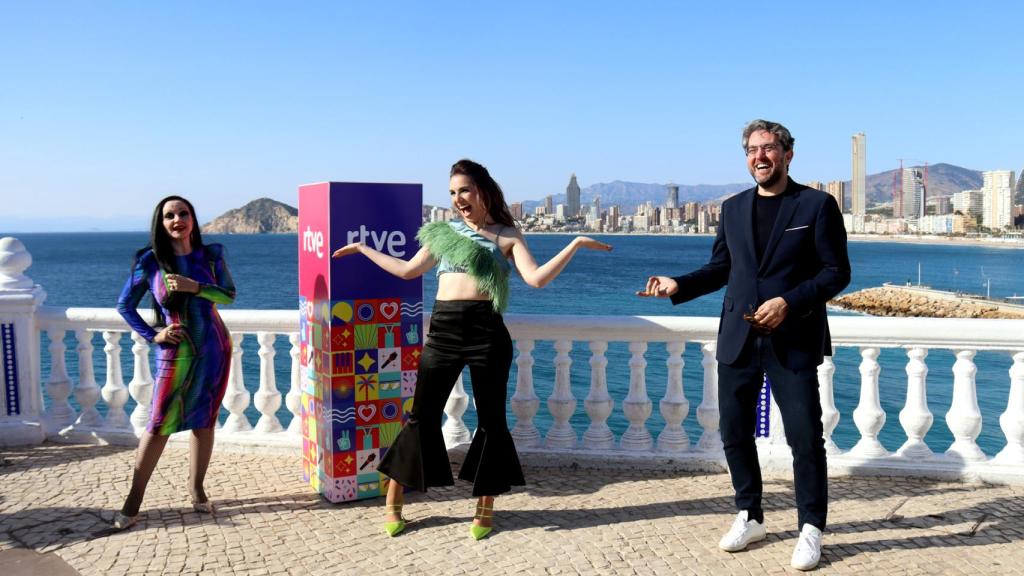 Los presentadores de las galas del Benidorm Fest, que se podrá seguir mediante pantallas en el paseo.
