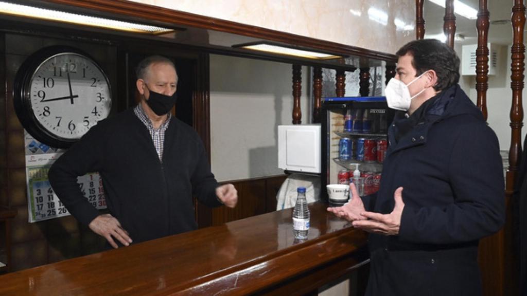 Mañueco en una charla en un bar en Briviesca