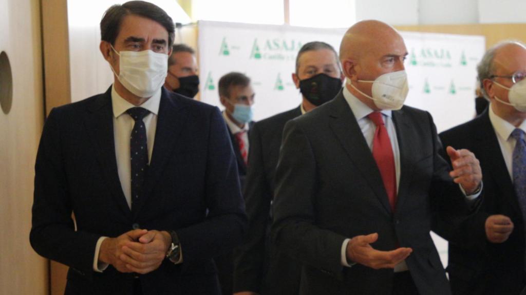 El consejero de Fomento y Medioambiente, Juan Carlos Suárez-Quiñones; y el consejero de Agricultura y Ganadería, Jesús Julio Carnero | ICAL