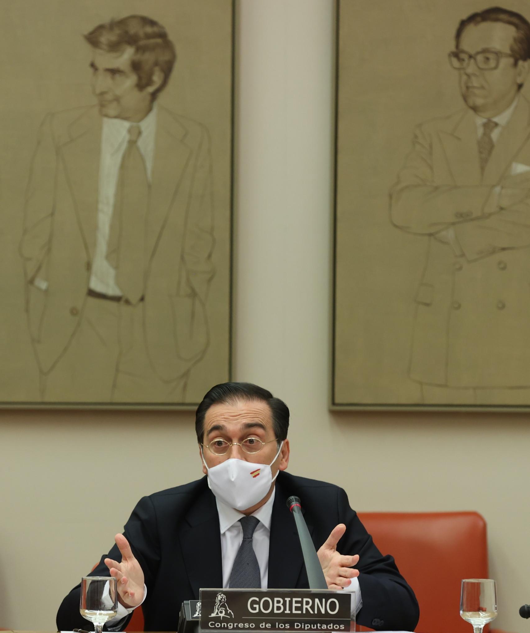 José Manuel Albares da explicaciones a los grupos en la Sala Constitucional del Congreso.