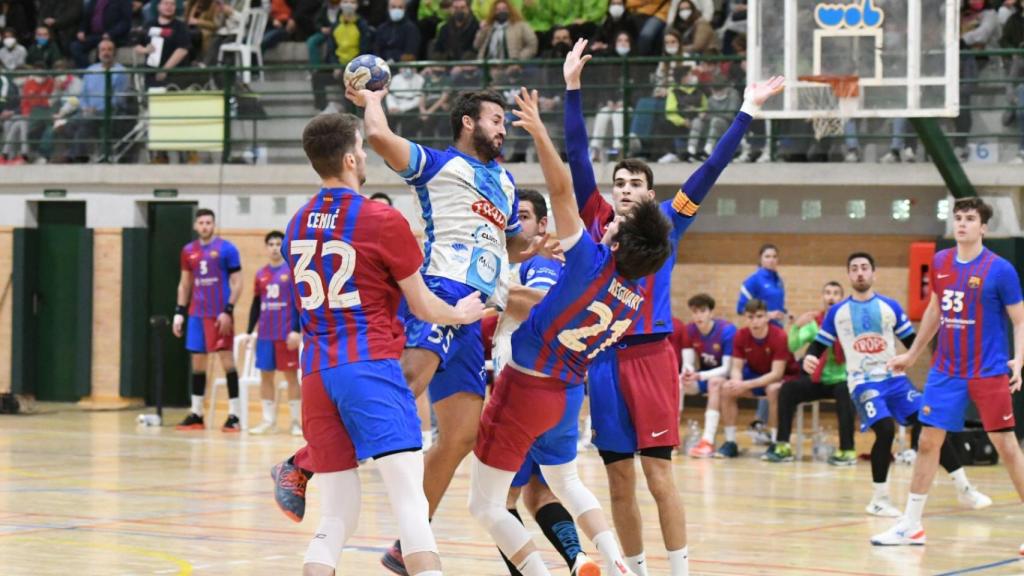 Alberto Castro lanza a portería.