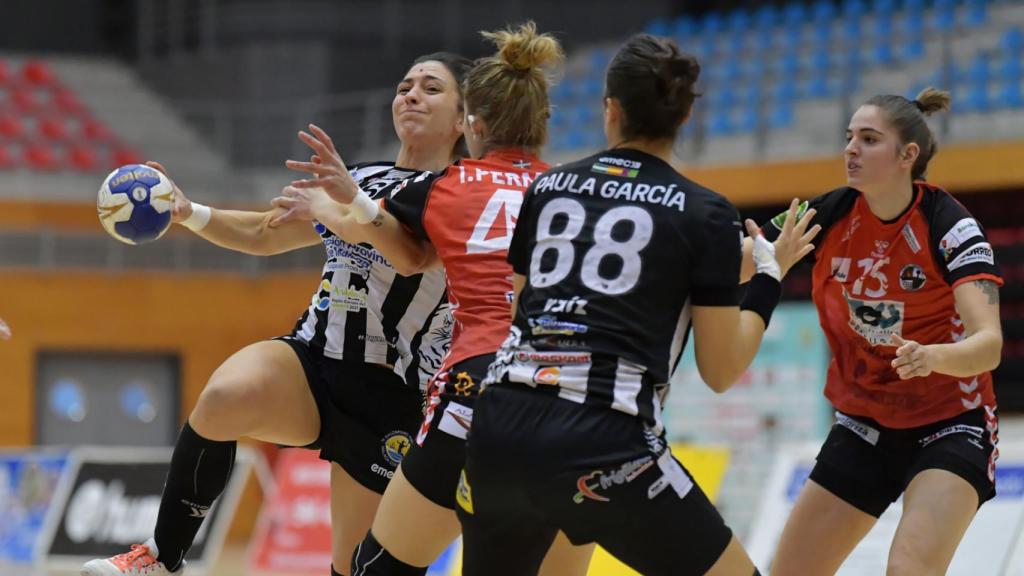 Estela Dorio ante las jugadoras del Balonmano Zuazo.