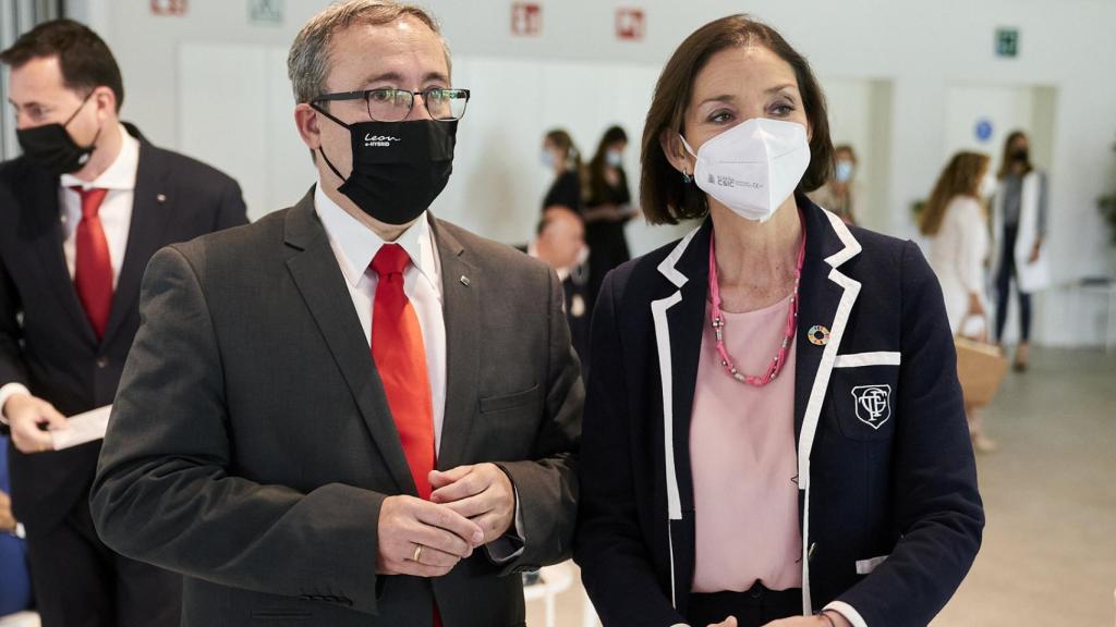 Mikel Palomera, director de Seat y Cupra, junto con Reyes Maroto, ministra de Industria, Comercio y Turismo.