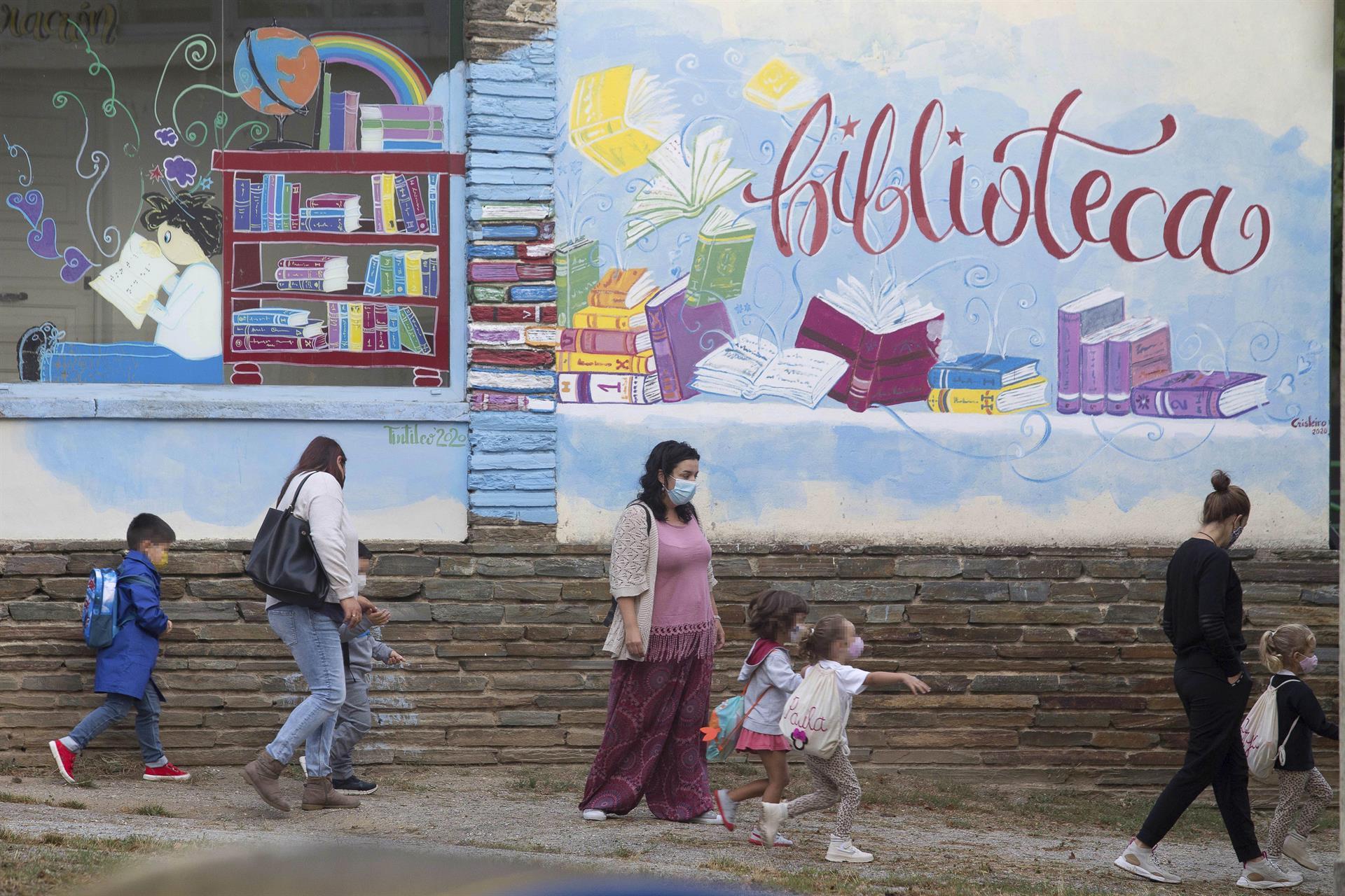 Varios niños acuden al colegio, en una foto de archivo.