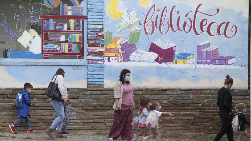Varios niños acuden al colegio, en una foto de archivo.