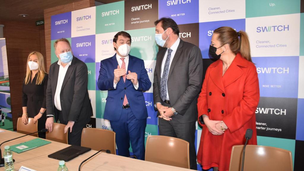 A. Palmer, CEO de Switch, junto a Fernández Mañueco, Pte. de la Junta; Óscar Puente, alcalde de Valladolid; y Virginia Barcones, delegada del Gobierno.