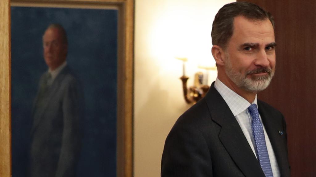 El rey Felipe junto a un retrato del rey Juan Carlos.