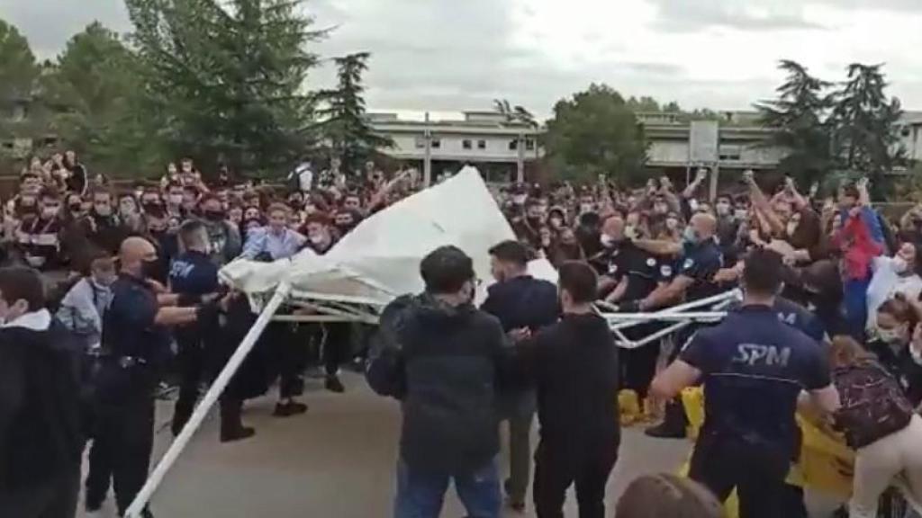 Escrache en un acto constitucionalista de los jóvenes catalanes.