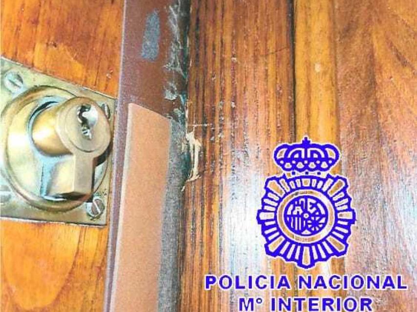 Una de las cerraduras forzadas