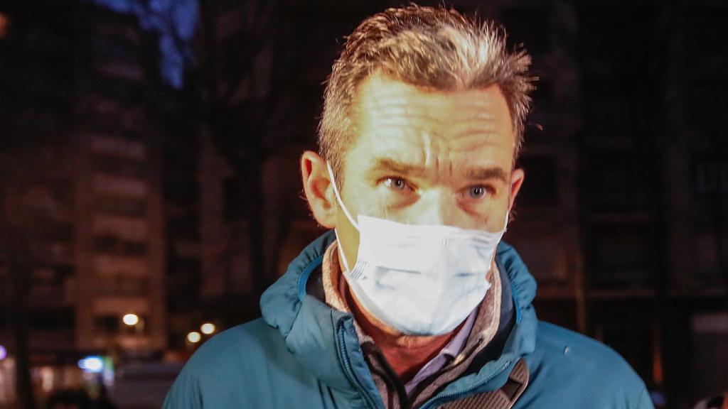 Iñaki Urdangarin en las inmediaciones del bufete de abogados en el que trabaja, mientras lo esperaba la prensa.