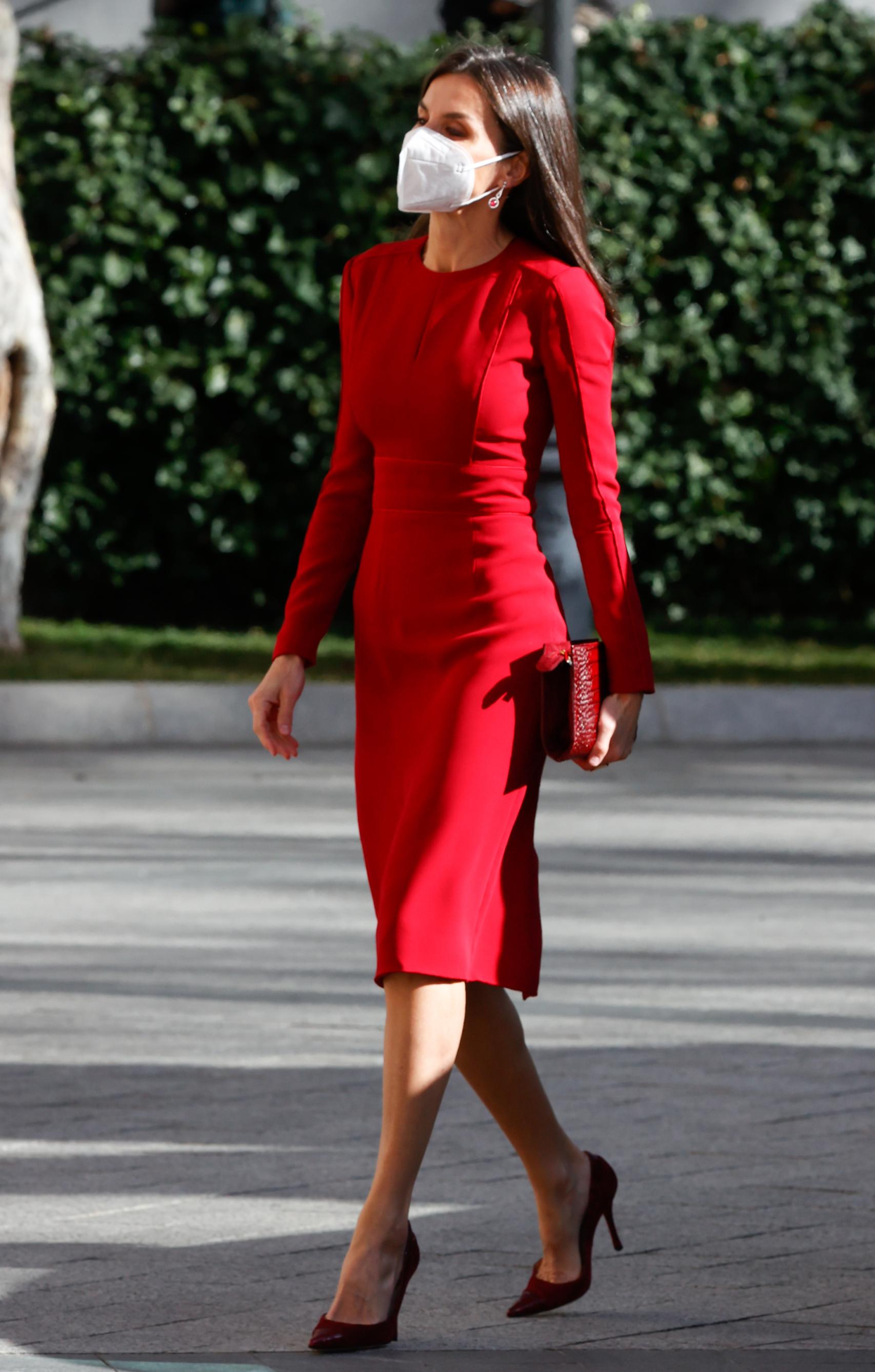 Letizia ha vuelto a confiar en su color favorito, el rojo.