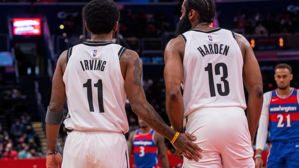 Kyrie Irving junto a James Harden en un partido de los Brooklyn Nets