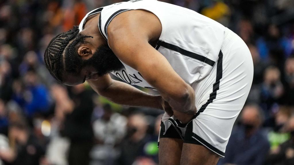 James Harden, cabizbajo, se lamenta tras un fallo con los Brooklyn Nets