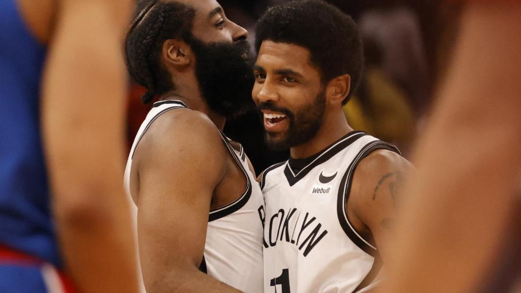 James Harden y Kyrie Irving se saludan durante un partido
