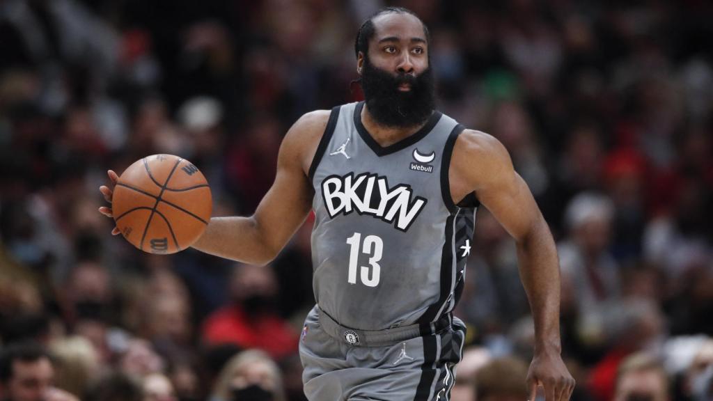 James Harden durante un partido con los Brooklyn Nets
