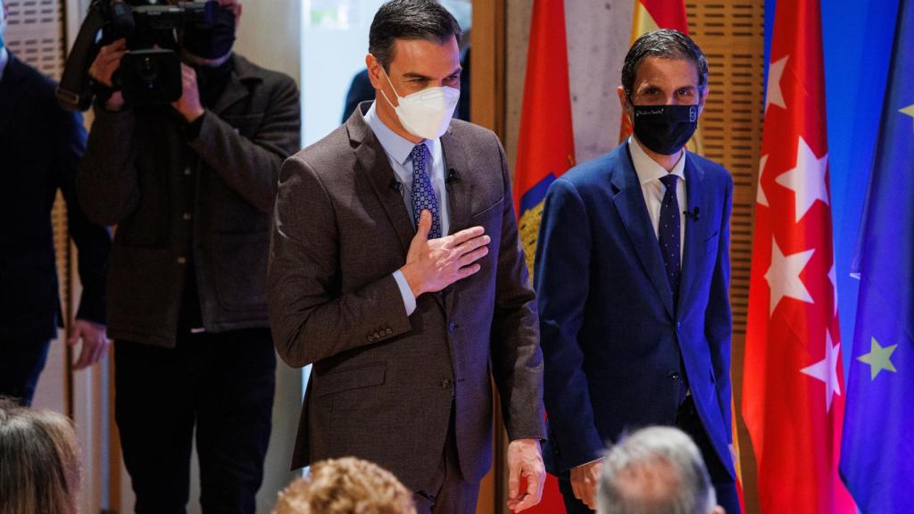 El presidente del Gobierno, Pedro Sánchez, y el alcalde de Alcalá de Henares, Javier Rodríguez Palacios . EP