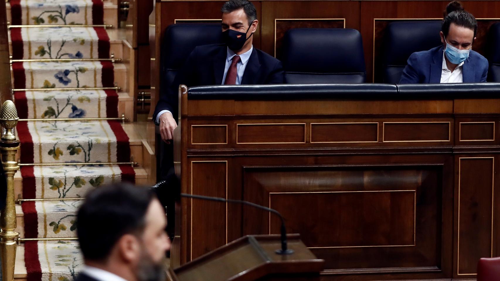 Santiago Abascal, en la tribuna, y Pedro Sánchez, al fondo.
