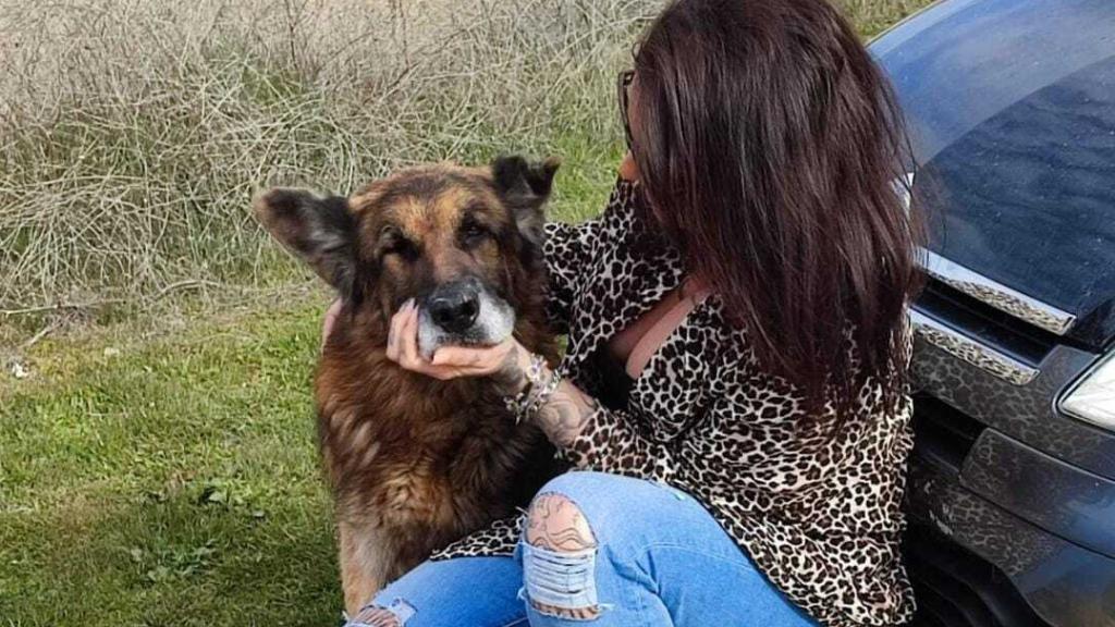 Pepa Tenorio, junto a Dico, justo después de encontrarlo en una carretera de montaña-