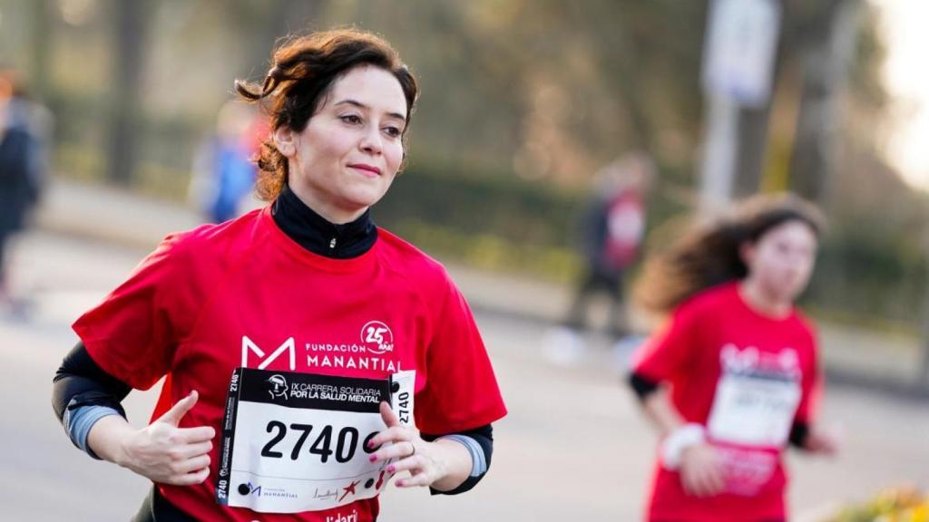 Isabel Díaz Ayuso corriendo para el vídeo de su campaña