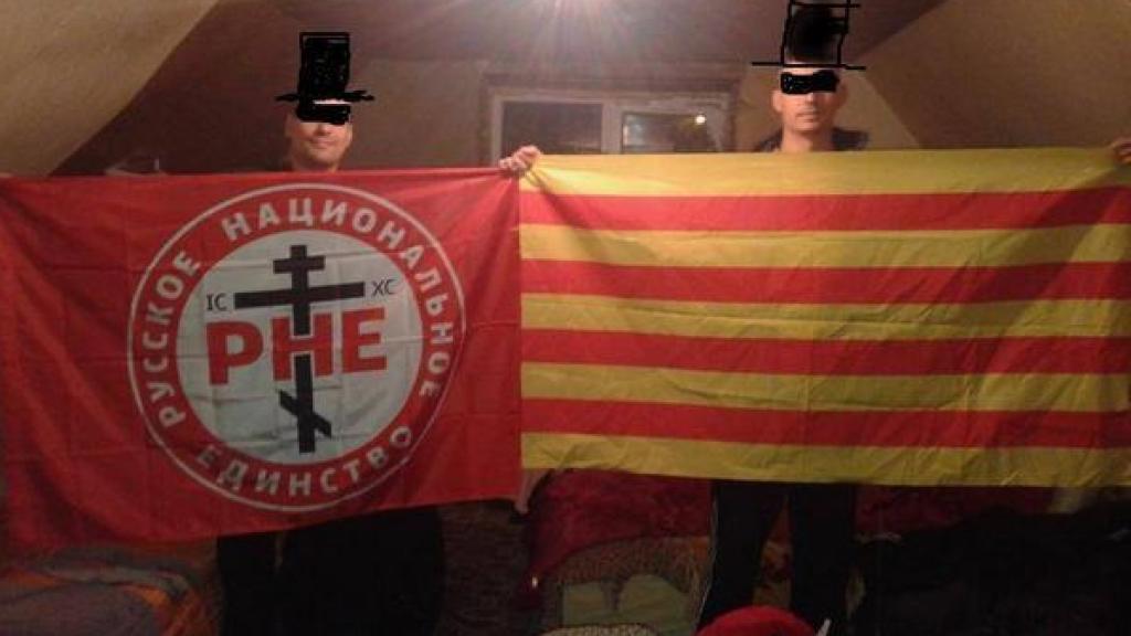 Irigoyen posa con una 'senyera' junto a la bandera del grupo paramilitar antisemita Russkoe Natsionalnoe Edinstvo en Ucrania.