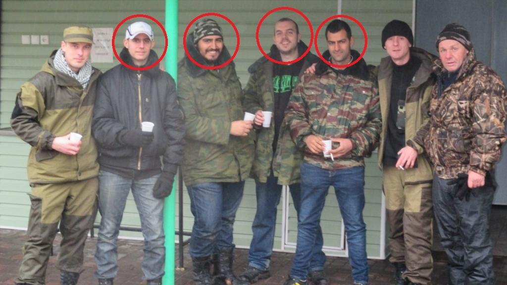 Voluntarios españoles (marcados en rojo) en el frente de guerra en Ucrania. A la izquierda, con gorra, Adrià Irigoyen. Por la derecha, Sergio Becerra y Héctor Arroyo.