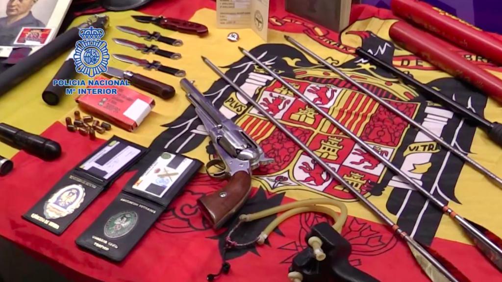 Material incautado a la banda supremacista.