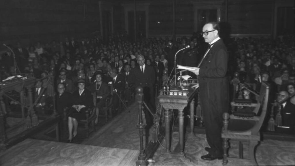 Rodríguez-Moñino, durante la lectura de su discurso de ingreso en la RAE en 1968.