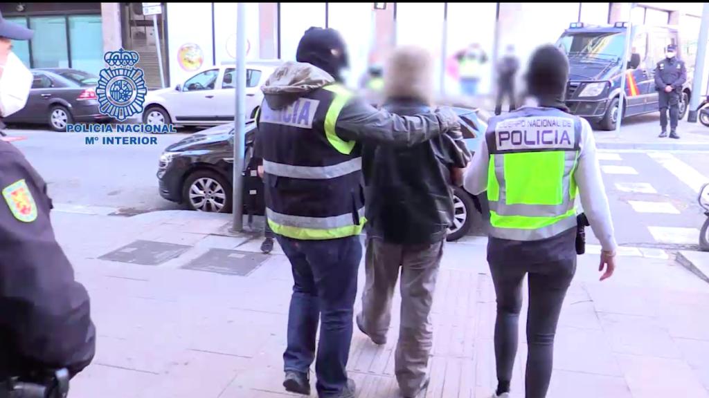 Uno de los detenidos por los agentes.