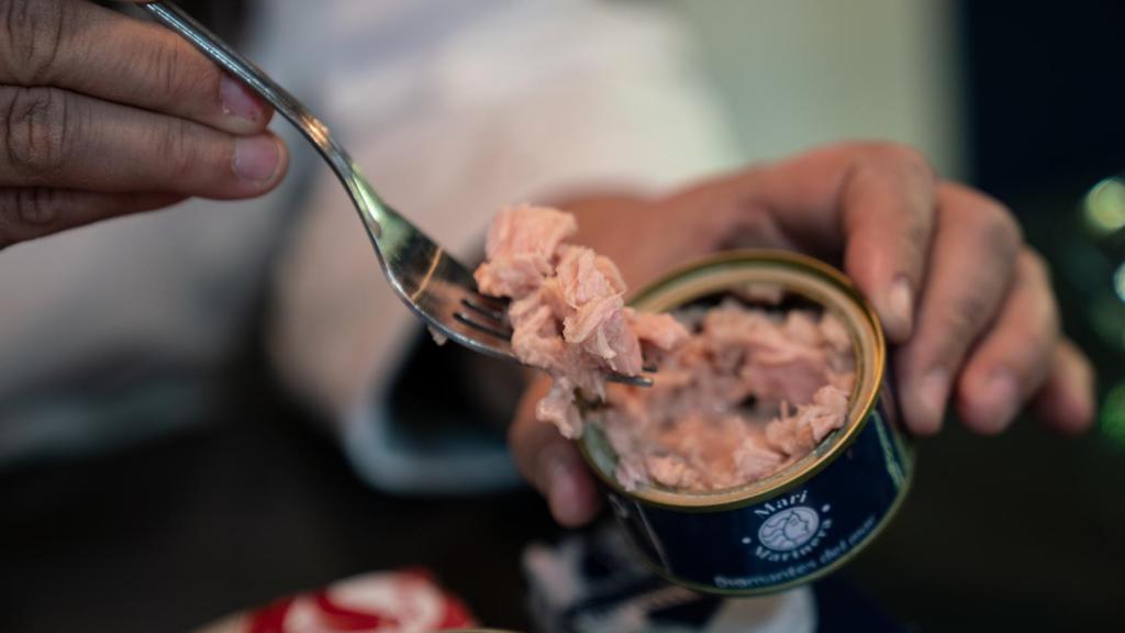 La chef Lucía Mora muestra cómo el atún de Dia tiene una textura compacta, lo cual es positivo.