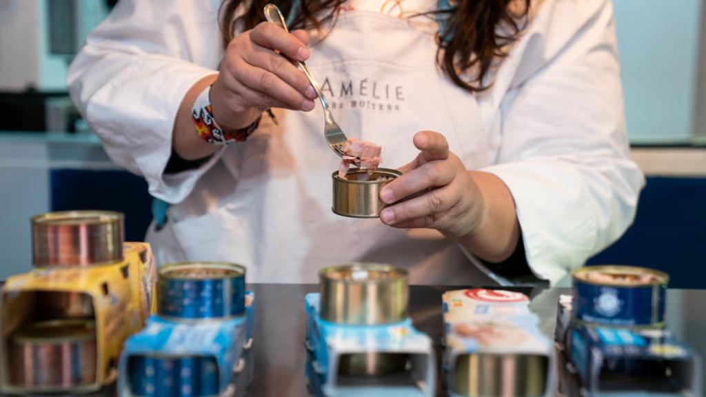 Lucía Mora, probando un trozo de atún claro al natural de Alcampo, cuya textura es desmigada.