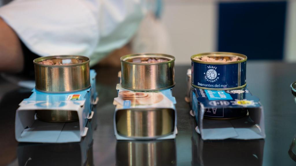 La chef de El Tarantín Lucía escudriña y compara las latas de atún de los supermercados.