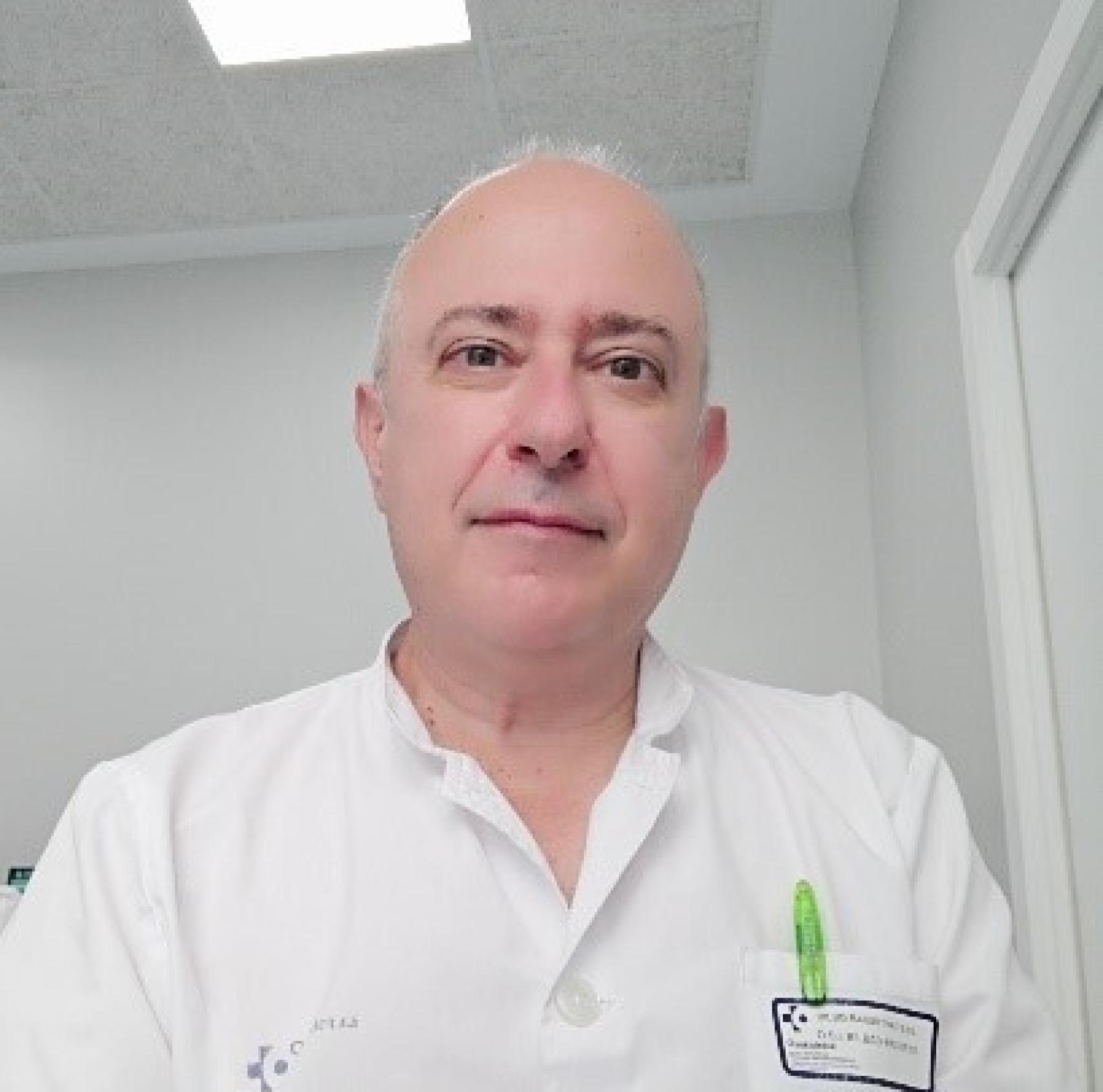 El doctor Martín Lesende en su consulta.