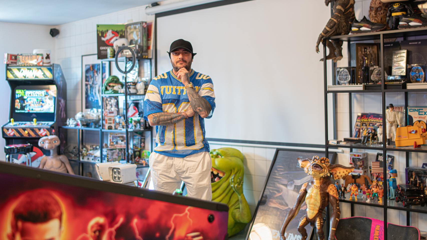 DJ Nano, en su casa, con parte de la colección que atesora de objetos de la década de los 80 y 90.