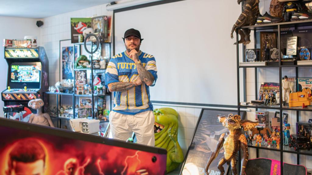 DJ Nano, en su casa, con parte de la colección que atesora de objetos de la década de los 80 y 90.