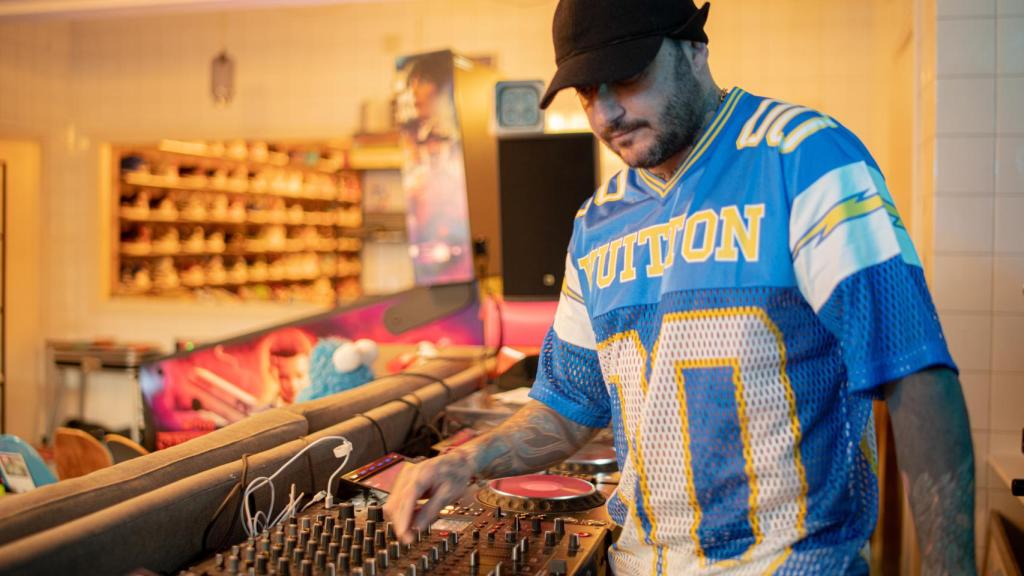 DJ Nano, ante la mesa de mezclas .