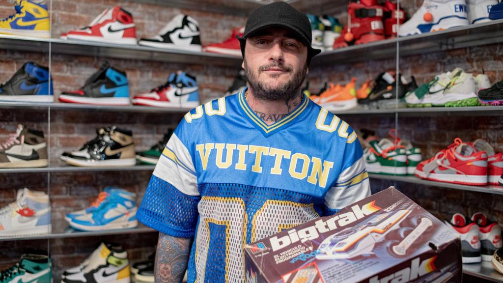 El DJ madrileño posa para EL ESPAÑOL junto a su colección de zapatillas deportivas.