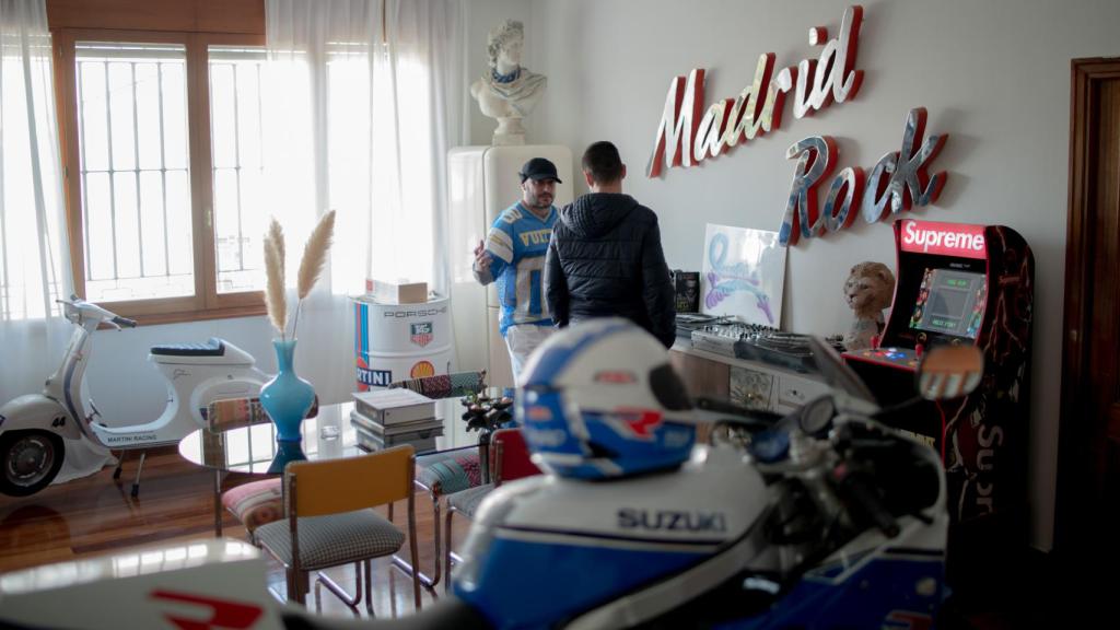 DJ Nano, en el amplio espacio que alberga su colección de objetos de coleccionista.