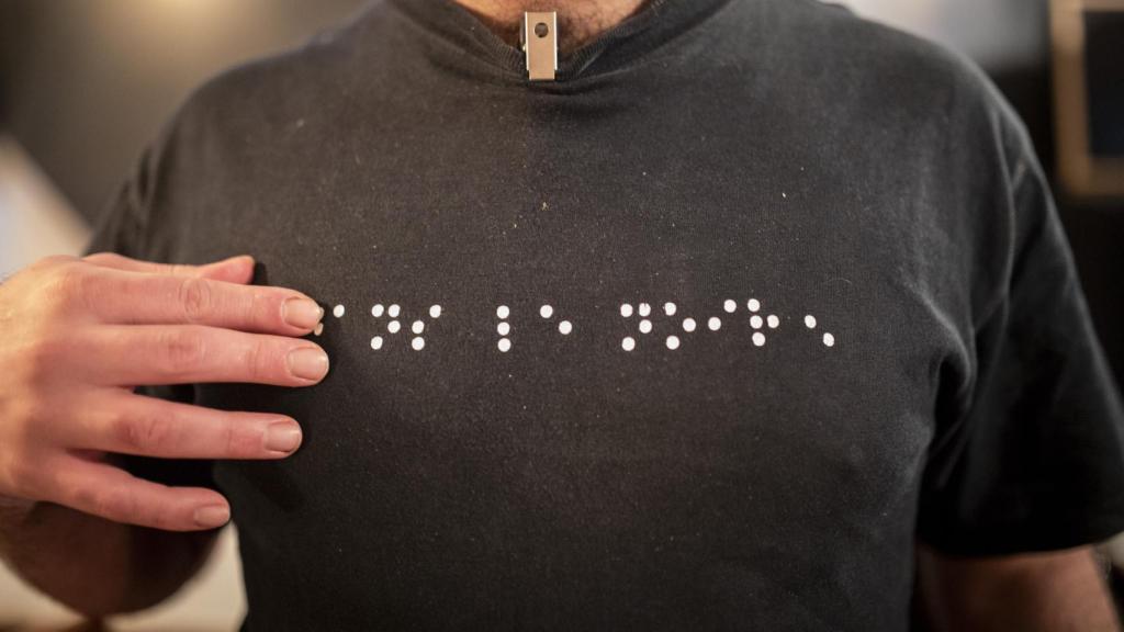 Lenguaje Braille en camiseta