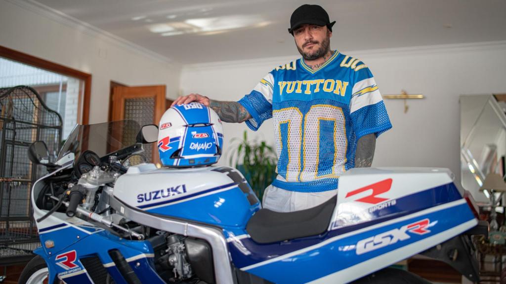 Dj Nano, con su moto Suzuki de colección.